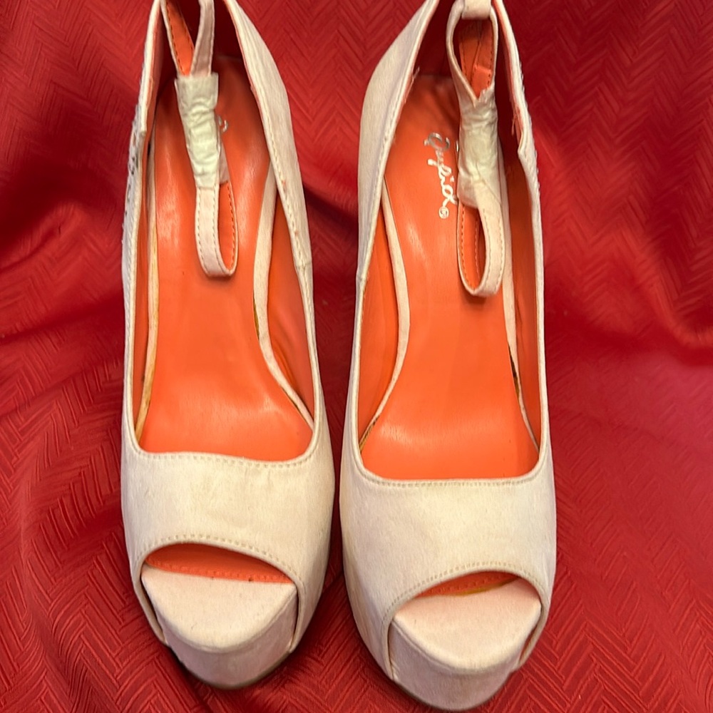 Qupid Pink 5.5” Platform Heel. Open Toe. Size 9.